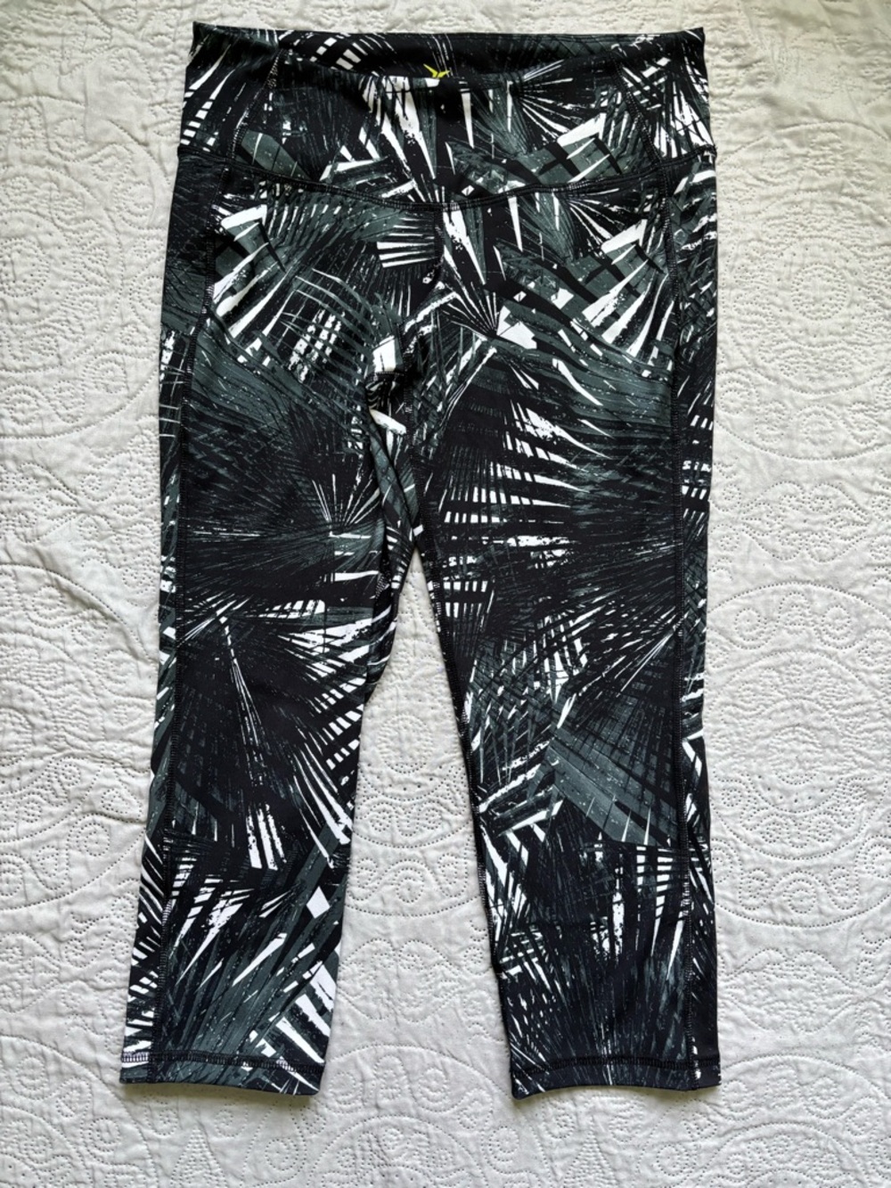 Old Navy Black & White Palm Print Crop Leggings